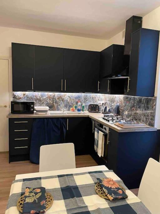 דירות West London Stunning Garden Flat - Period Features מראה חיצוני תמונה